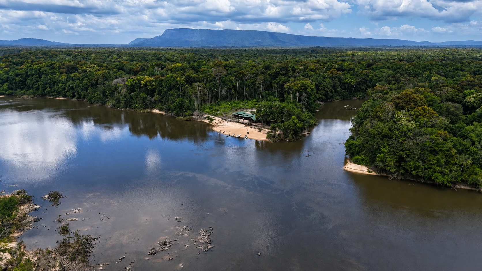 Luftbild des Essequibo River mit Piraiba-Lodge am Ufer